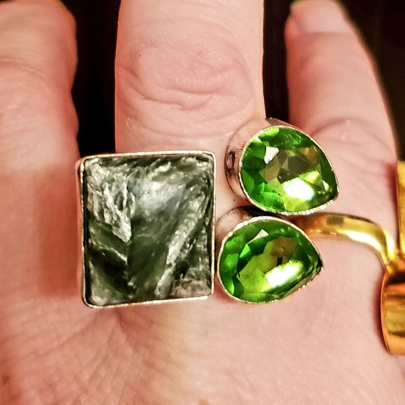 New Seraphinite & Peridot Silver Open Cuff Ring. - Picture 4 of 8